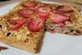 Torta di avena con fragole e mandorle