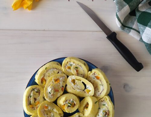 Rotolo di omelette con crema di ricotta e fiori di zucca