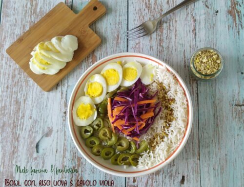 Bowl di riso con uova e cavolo viola