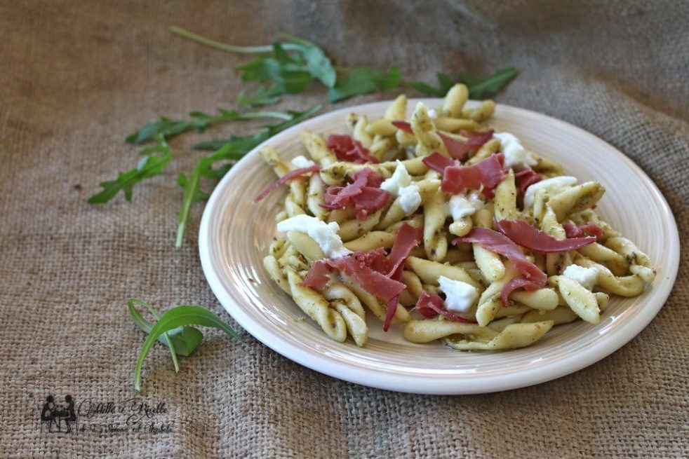 Pasta fredda con pesto di rucola bresaola e stracciatella - Mille 1 Ricette