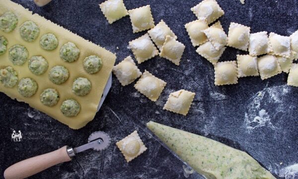 Ravioli con ripieno di zucchine e salmone