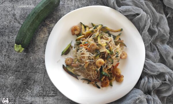 Spaghetti di soia verdure e gamberetti