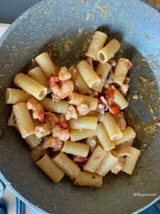 pasta calamari gamberi e pan grattato