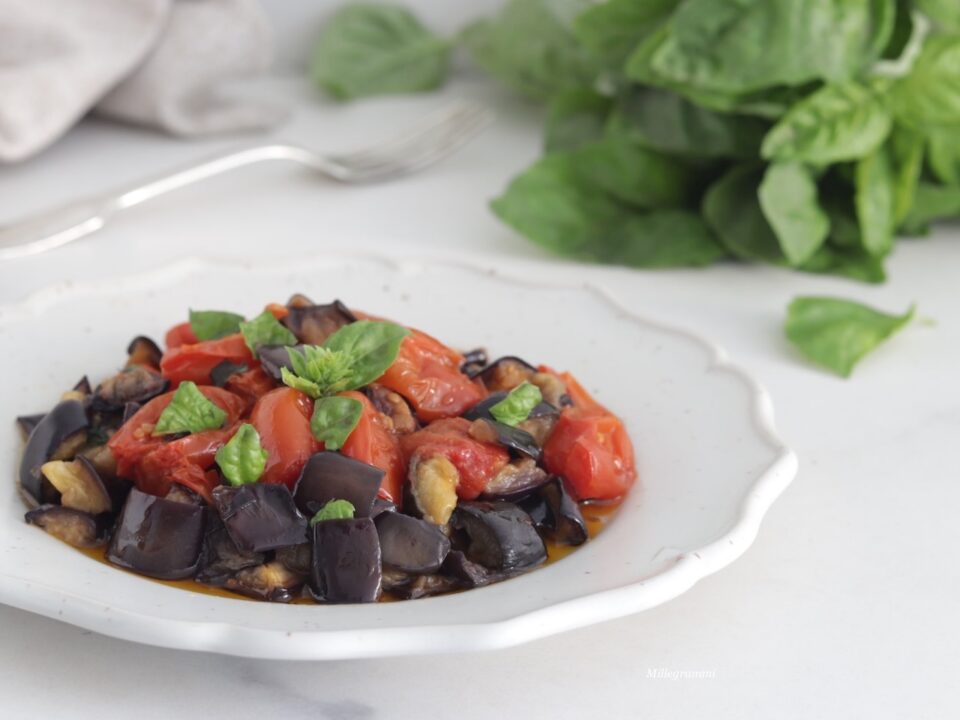 Piatto di melanzane a funghetto napoletane con pomodorini freschi e basilico, ricetta tradizionale Millegrammi