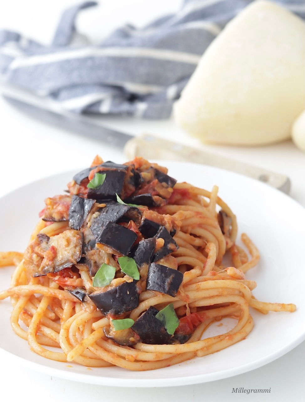 Pasta con melanzane pomodorini e caciocavallo