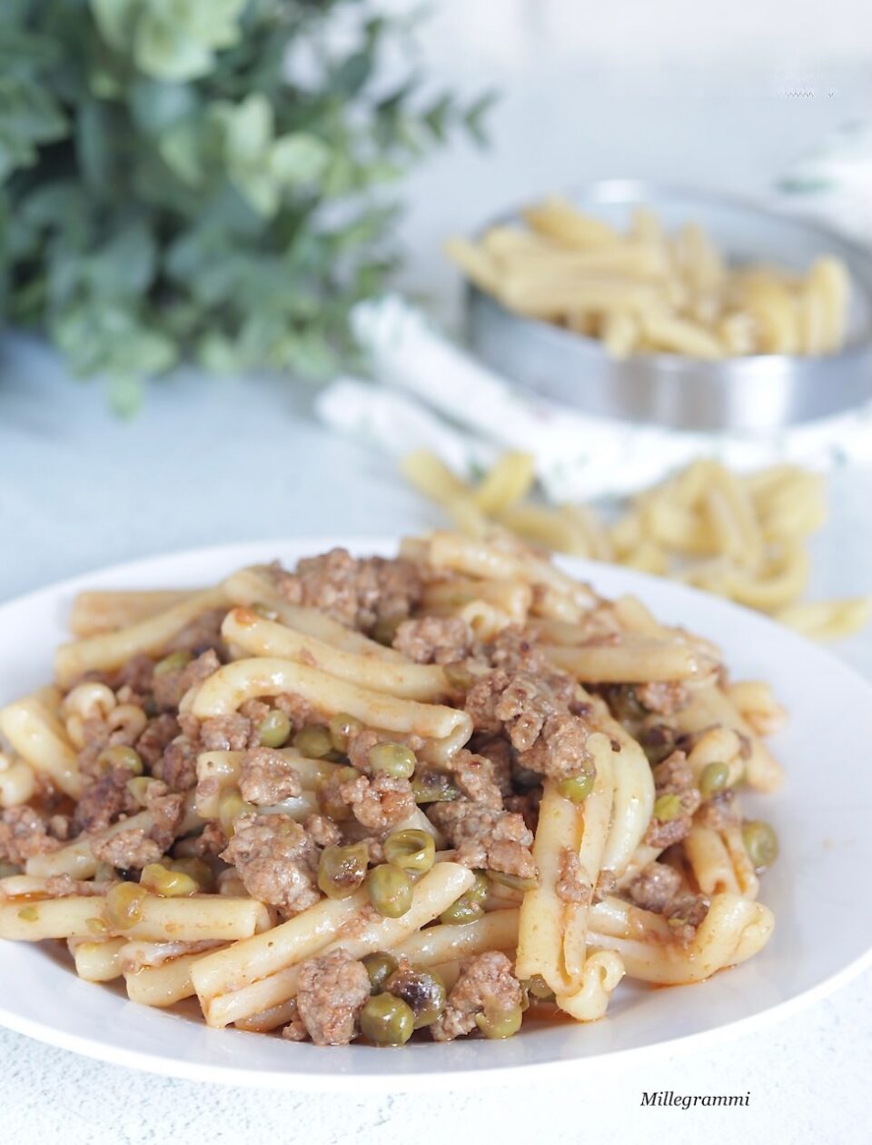 pasta con sugo di carne macinata e piselli
