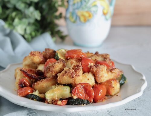 Bocconcini di pollo gratinati con pomodorini e zucchine, croccanti e sfiziosi in forno o friggitrice ad aria