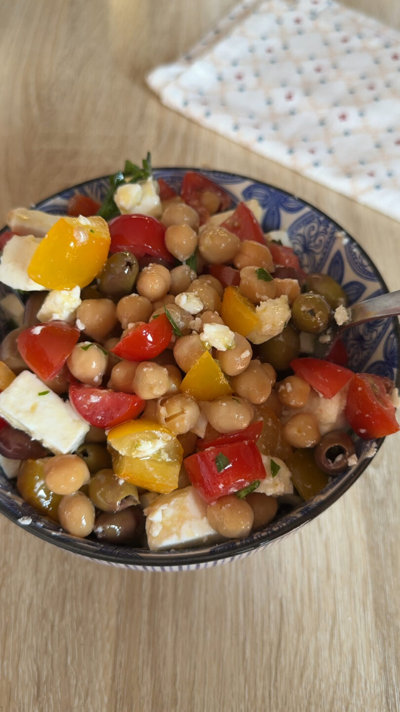 Insalata di ceci con pomodorini, feta e olive taggiasche
