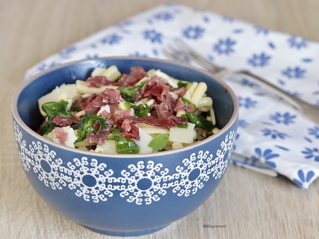 pasta fredda con bresaola, rucola e parmigiano