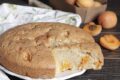 Torta alle albicocche cremosa e soffice con albicocche fresche e senza lattosio