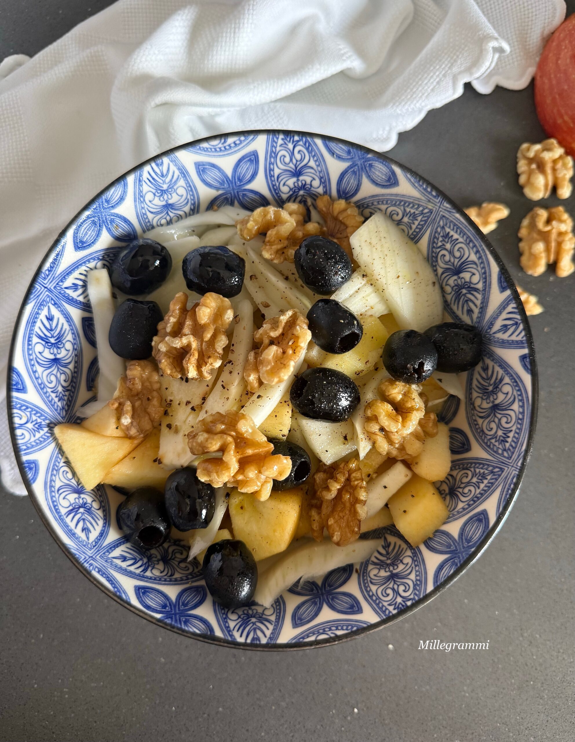 insalata di finocchi e mele con olive e noci pronta da servire