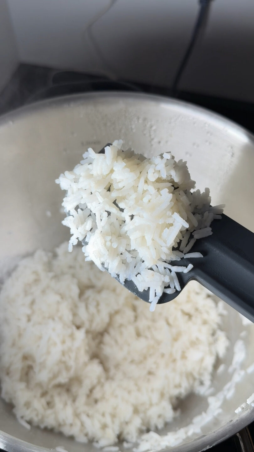 Chicchi di riso basmati cotti alla perfezione sgranati nella ciotola d'acciaio della planetaria