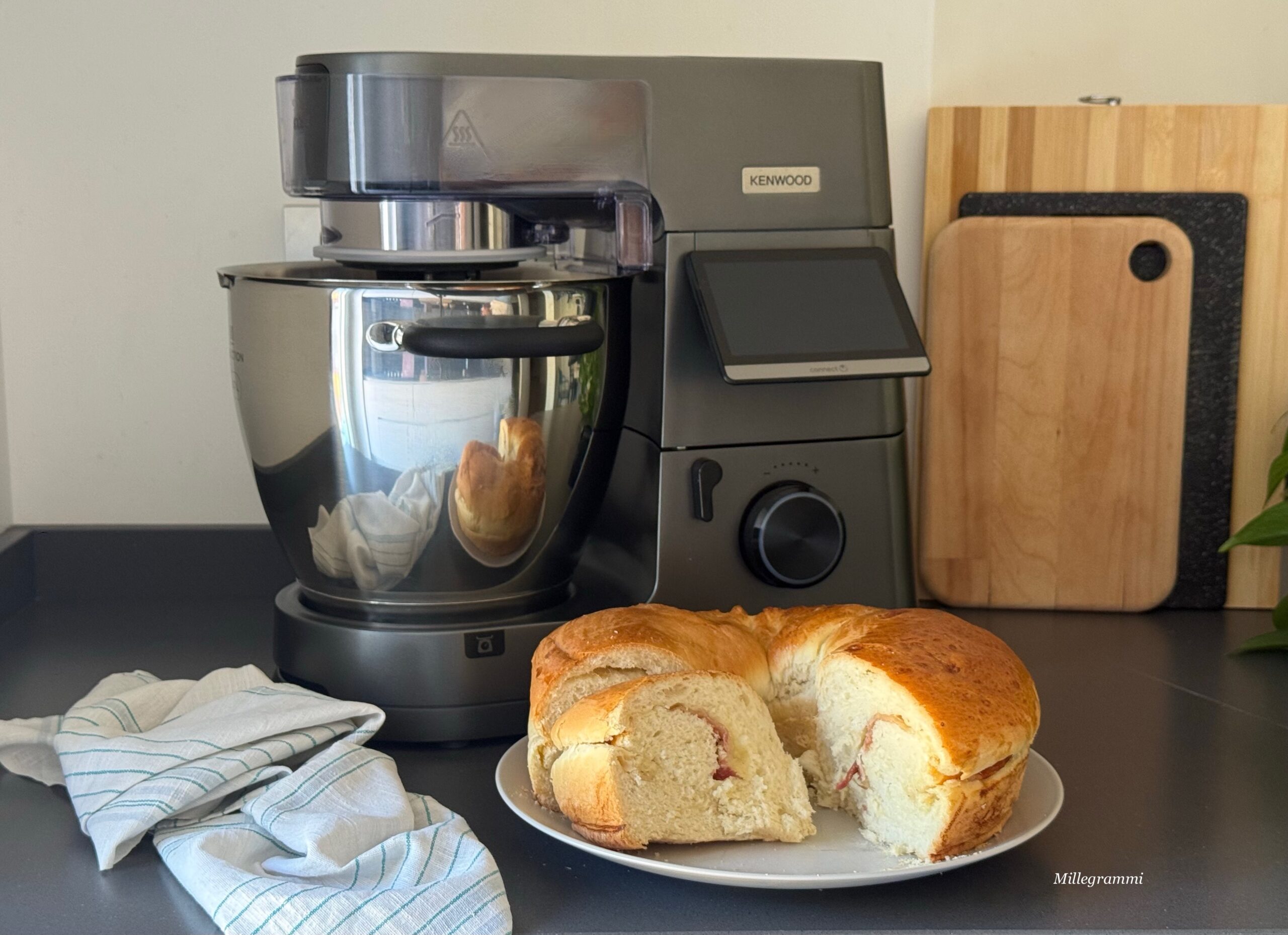 Pan brioche salato sofficissimo ripieno di speck e scamorza millegrammi