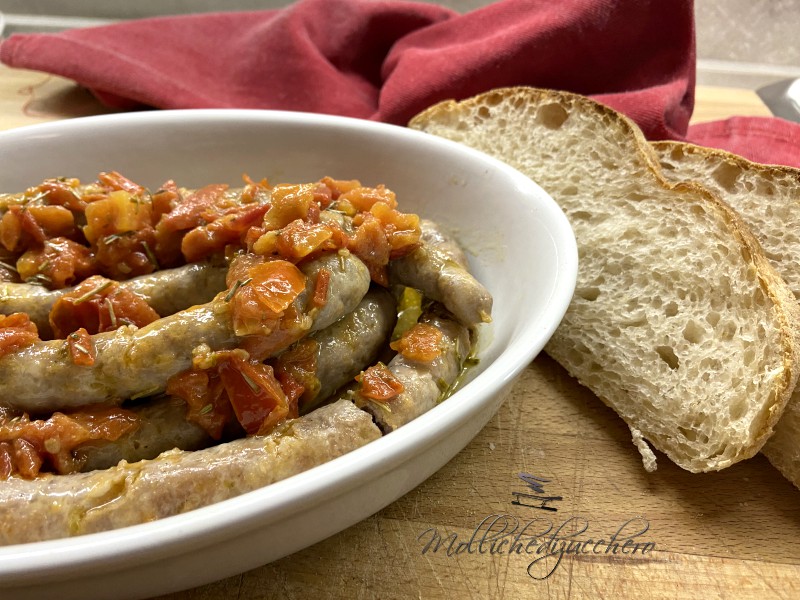 salsiccia e pomodori in padella