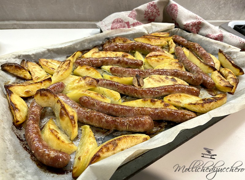 Salsiccia e patate al forno ricetta saporita - Mollichedizucchero
