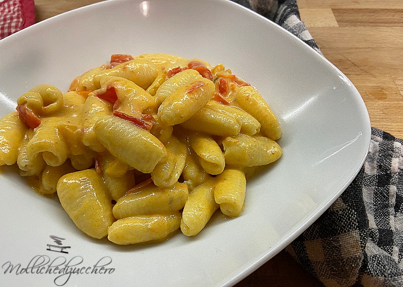 pasta con peperoni e gorgonzola