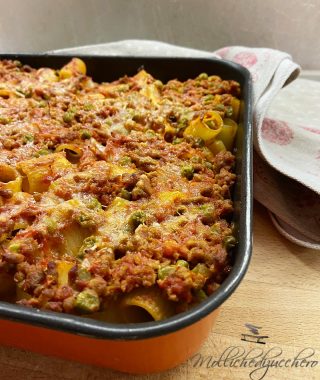 pasta al forno con ragù e piselli