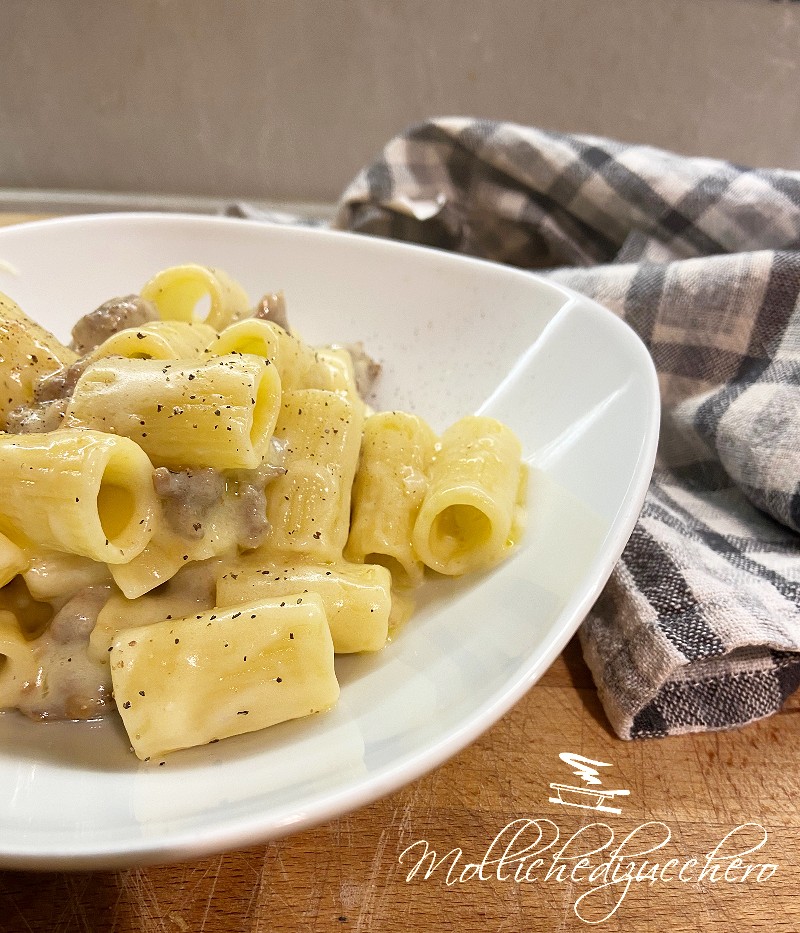 Pasta con crema di patate pecorino e salsiccia - Mollichedizucchero
