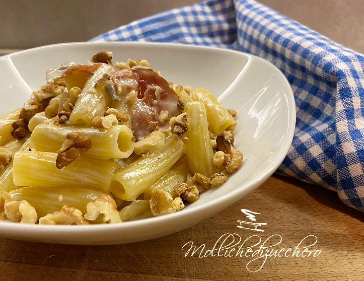 pasta con crema di gorgonzola speck
