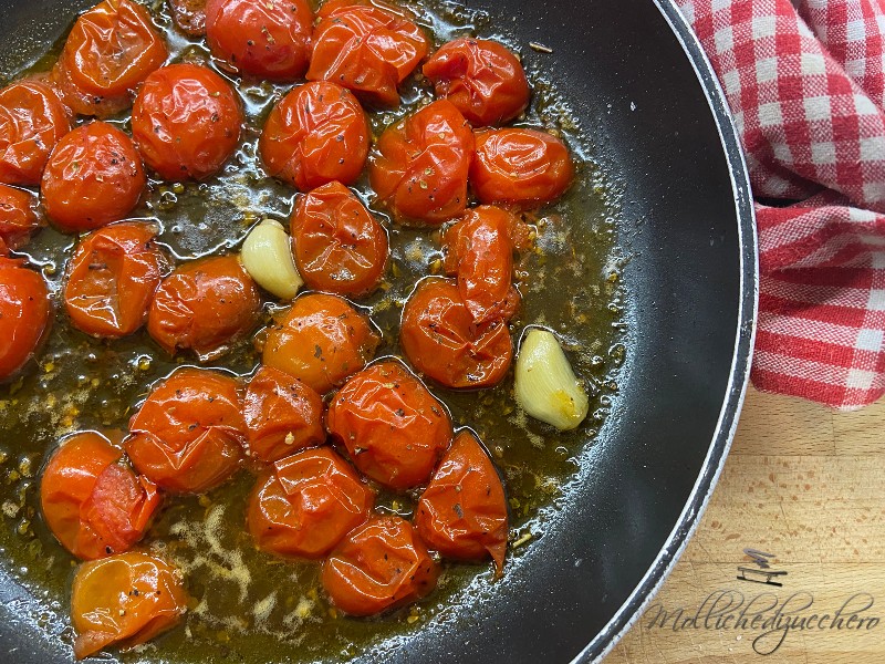 pomodorini confit in padella