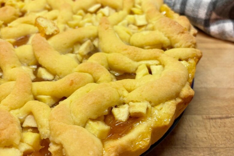 Crostata morbida con mele e marmellata