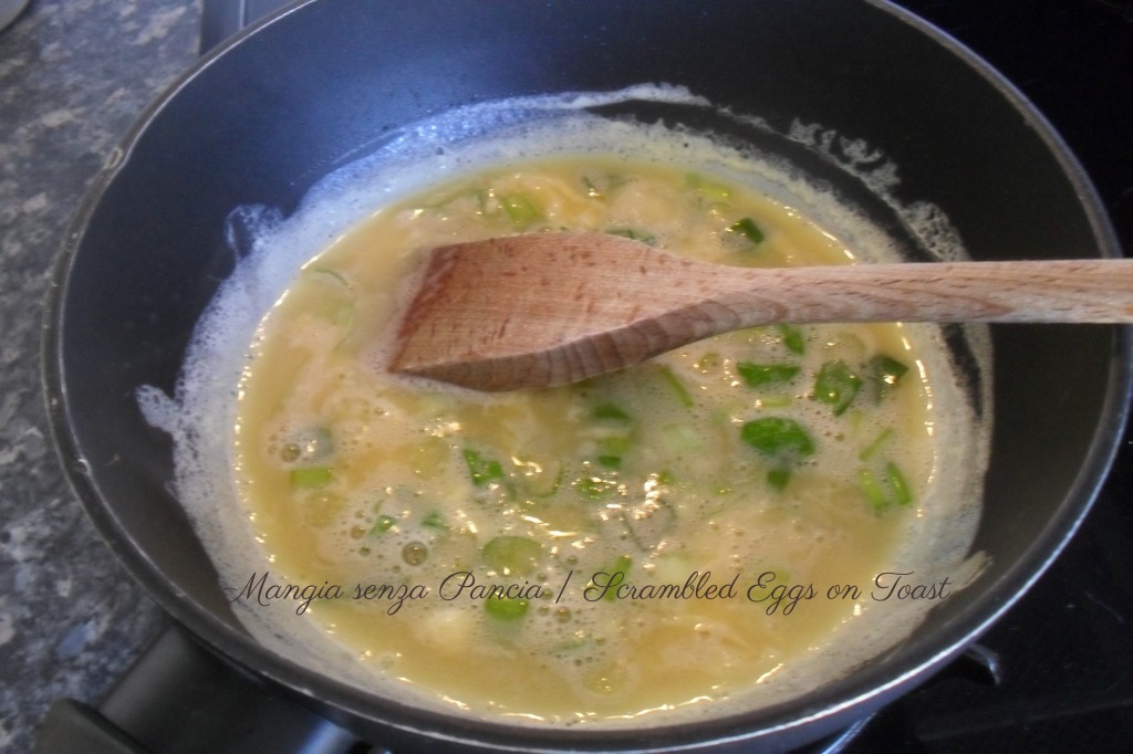 Scrambled Eggs on Toast, uova strapazzate light, Mangia senza Pancia
