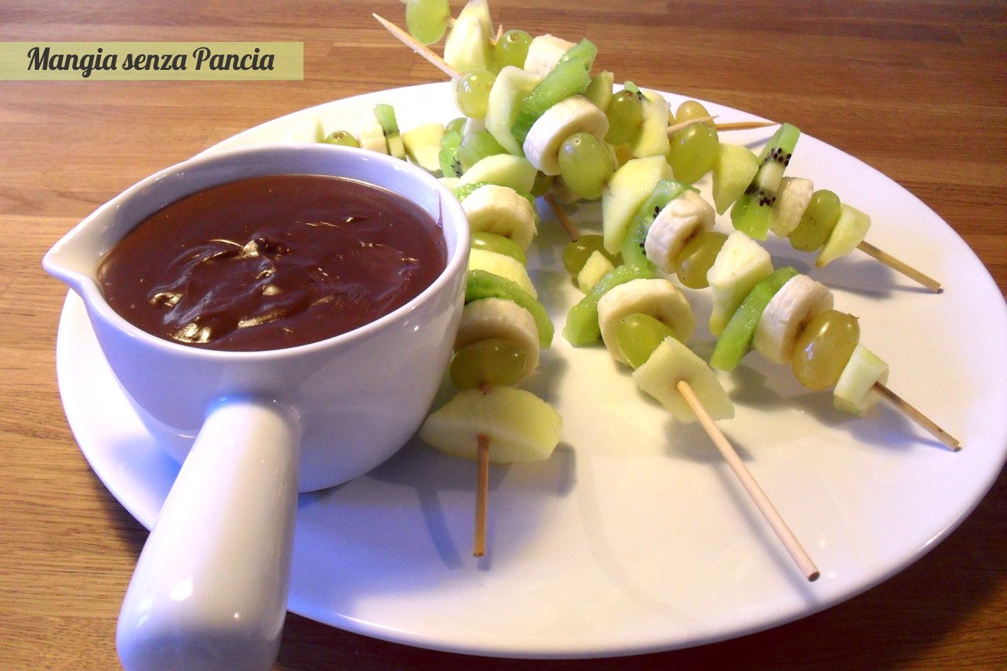 Spiedini di frutta al cioccolato, ricetta leggera, Mangia senza Pancia