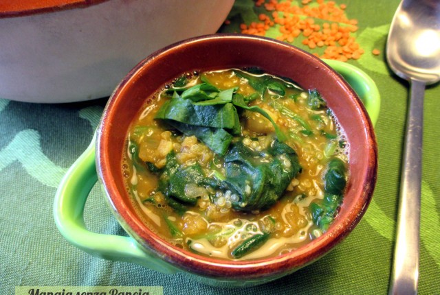 Zuppa lenticchie spinaci e quinoa