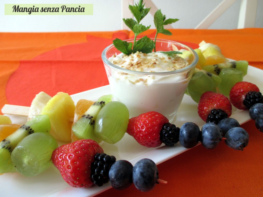 Spiedini di frutta con yogurt, Mangia senza Pancia