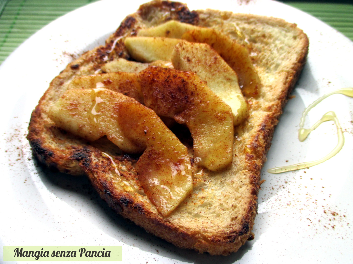 French toast con mele e cannella, senza burro o olio