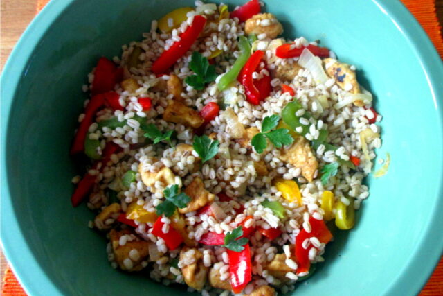 Orzo con pollo e peperoni - Mangia senza Pancia