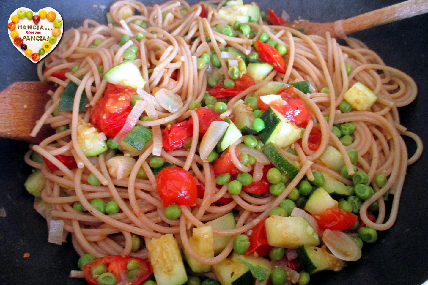 Pasta piselli, zucchine e pomodorini, vegan, leggero pronto in 20 minuti!