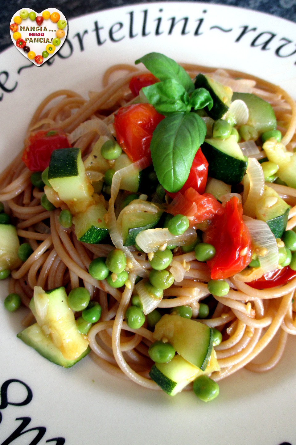 Pasta piselli, zucchine e pomodorini, vegan, leggero pronto in 20 minuti!