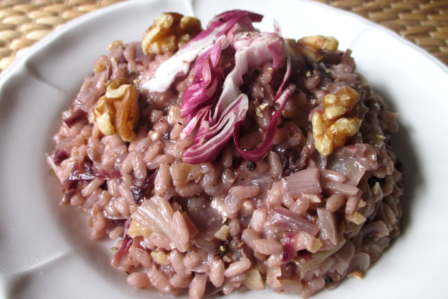 Risotto radicchio e noci saporito, leggero e vegano