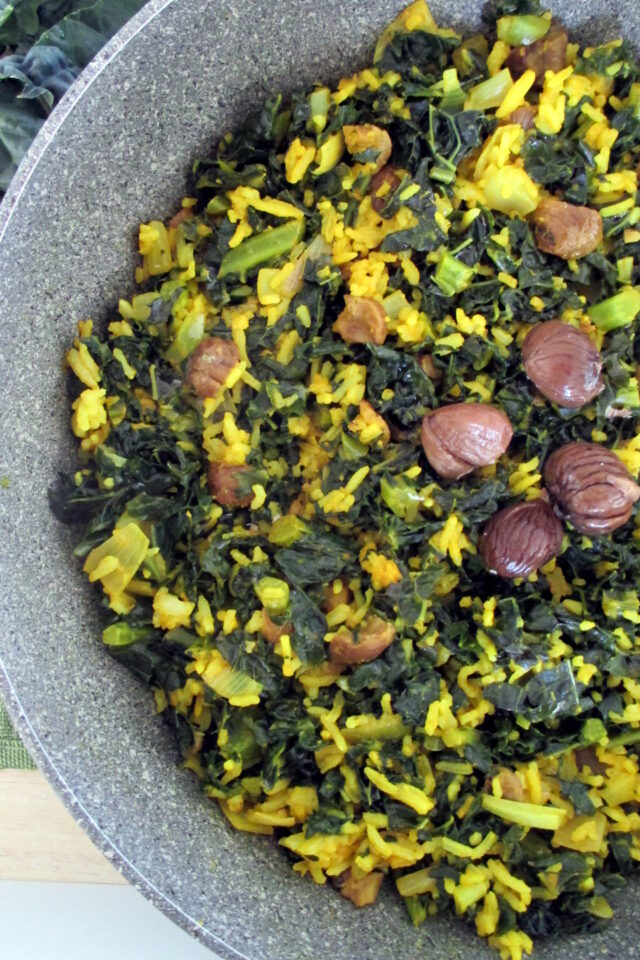 Piatto di riso con cavolo nero, castagne e curcuma, un primo vegano autunnale