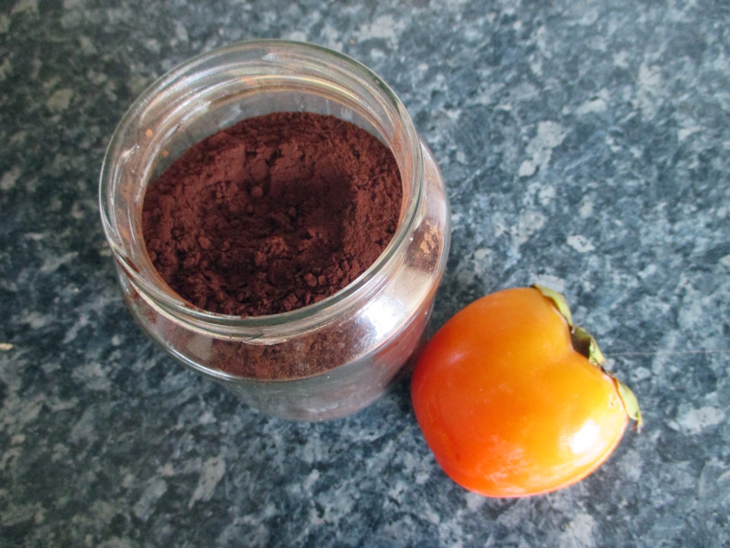 Ingredienti per il budino cachi: un cachi maturo e cacao amaro