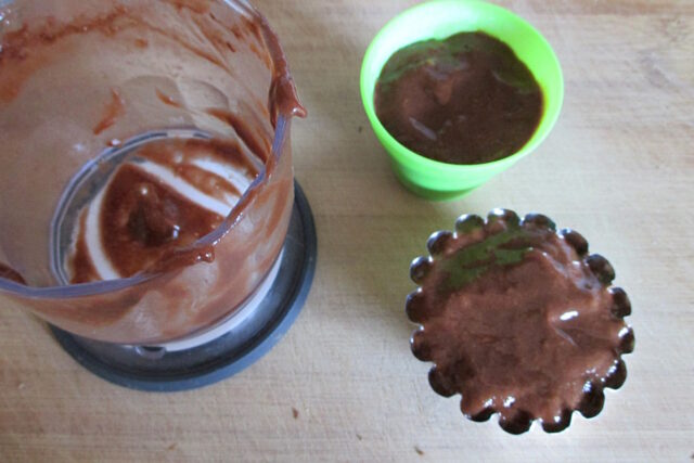Budino di cachi e cacao negli stampini di silicone e di metallo