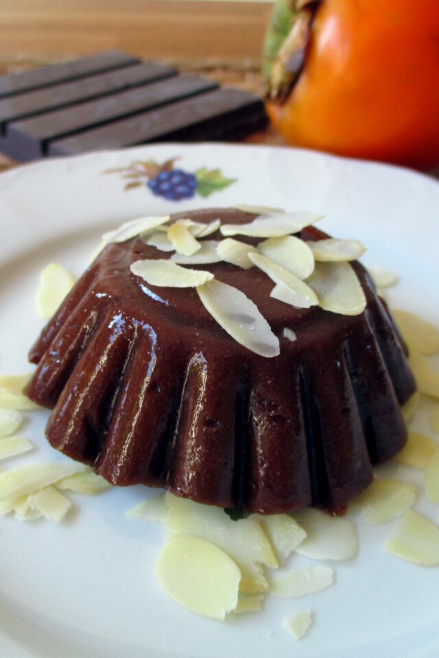 Budino cachi e cacao sformato su un piatto