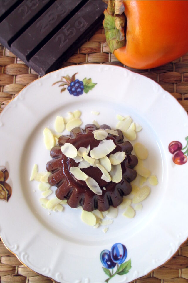 Budino di cachi e cacao decorato con lamelle di mandorla