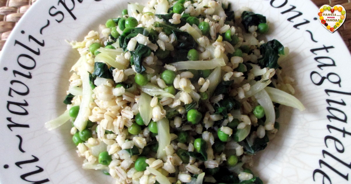 Insalata di orzo con verdure e piselli, piatto unico vegano leggero