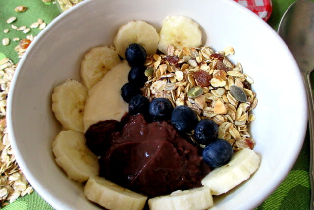 Granola con yogurt e salsa al cioccolato