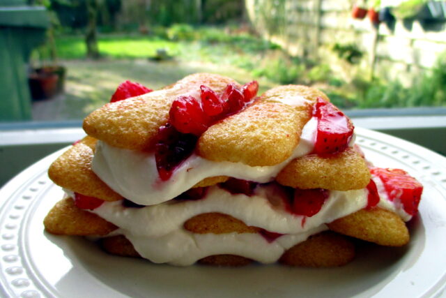 Tiramisù pavesini e fragole