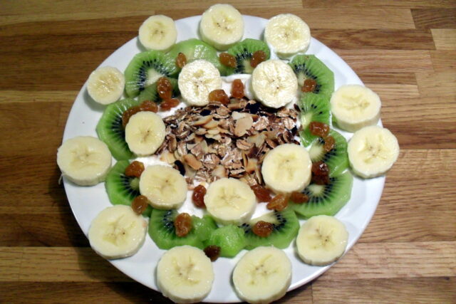 Yogurt con avena croccante e frutta