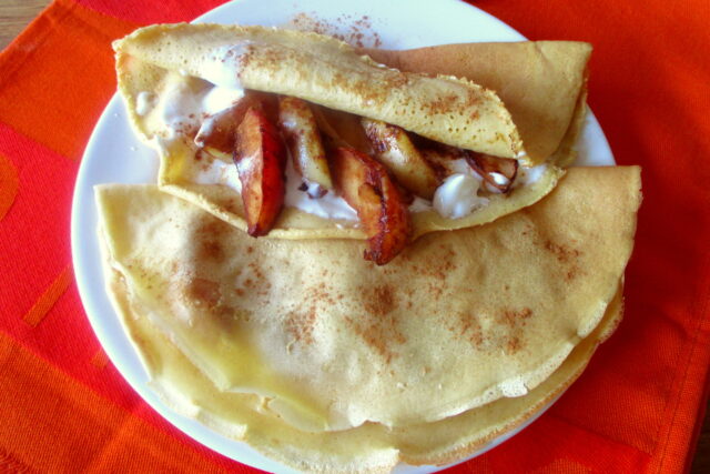 Crepes dolci con mela e cannella