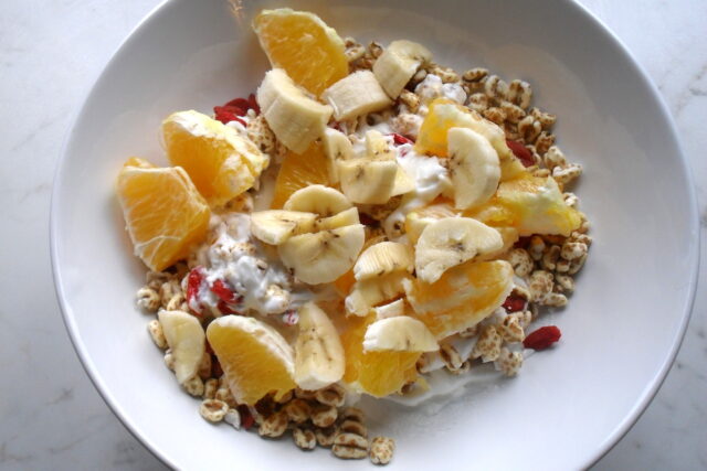Farro soffiato con yogurt e frutta, Mangia senza Pancia