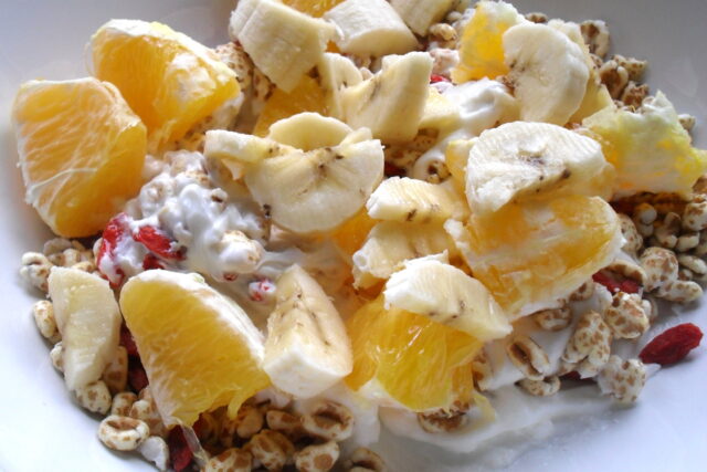 Farro soffiato con yogurt e frutta