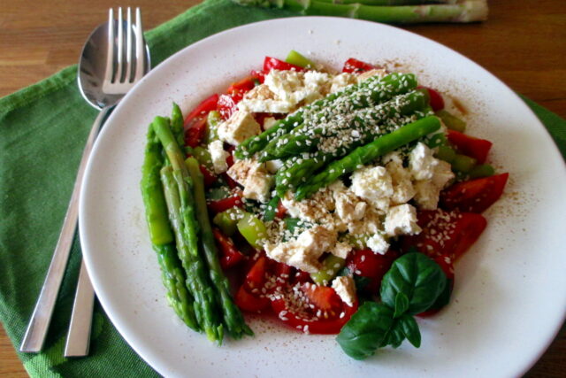 Insalata di asparagi, pomodorini e feta