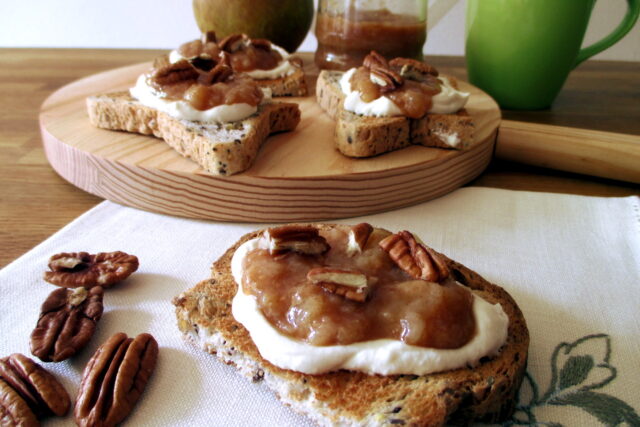 Pane tostato con ricotta e pere
