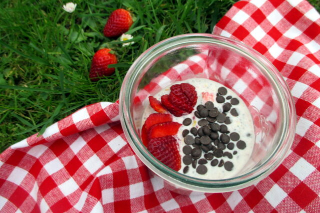 Overnight oats con fragole e cioccolato