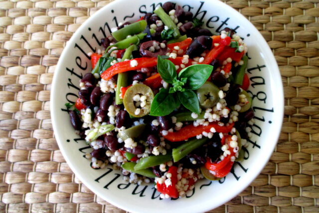 Insalata di sorgo e fagioli con verdure